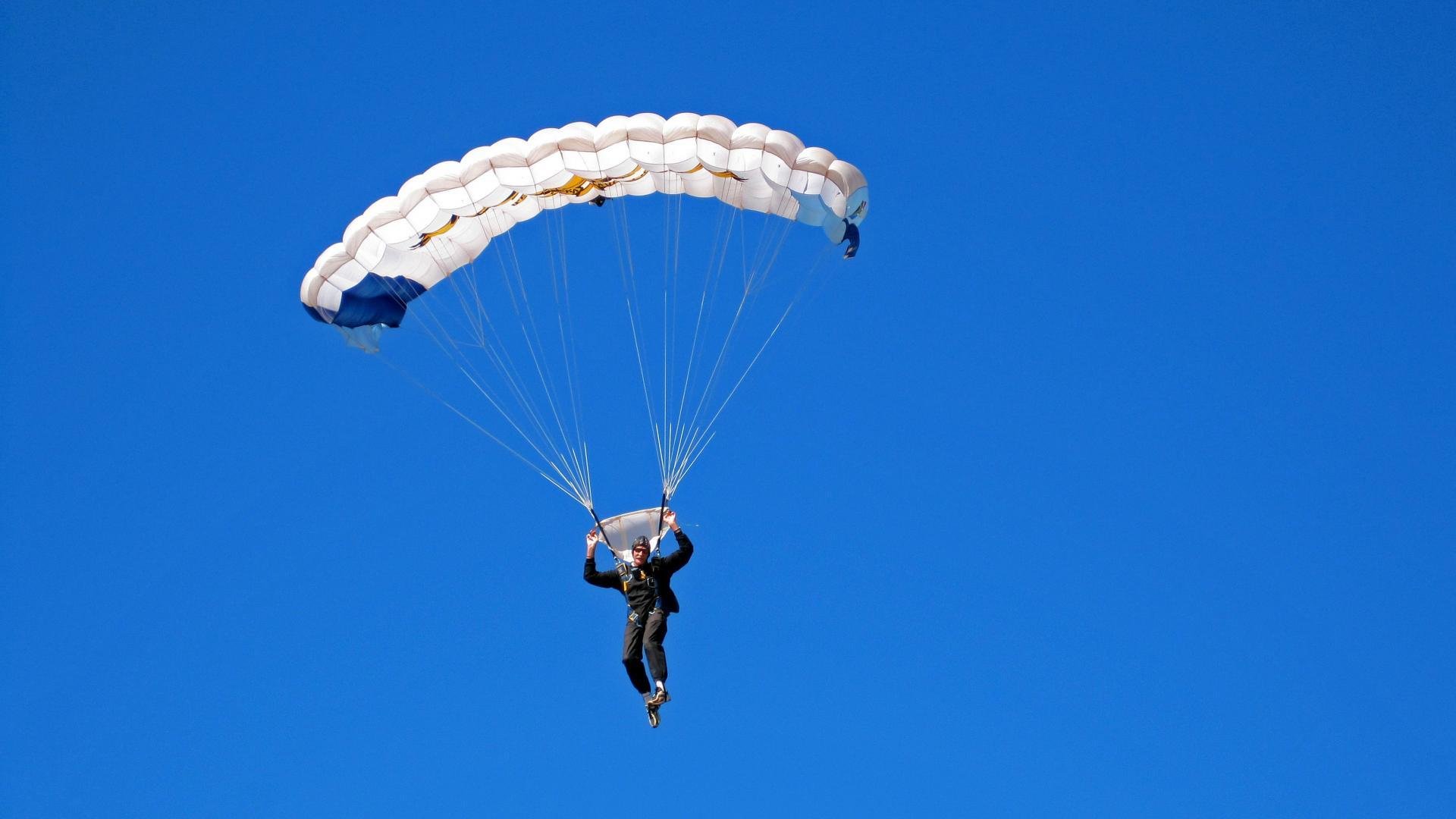 新疆70年巨变：从边陲到中心的崛起，新疆近三十年的变化